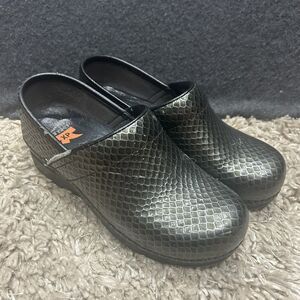 Dansko XP Womens Eur 37 US 6.5/7 Professional Clogs Croc Leather Metallic Silver